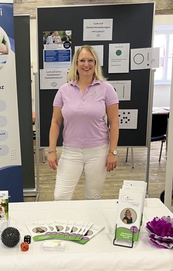 Helene Rauschecker an ihrem Informationsstand mit Flyern und Material zum Gedächtnistraining